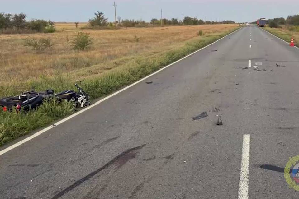 Один погиб, один пострадал: фура и мотоцикл столкнулись под Волгоградом