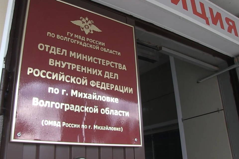 В Михайловке подростки учинили погром на автостоянке