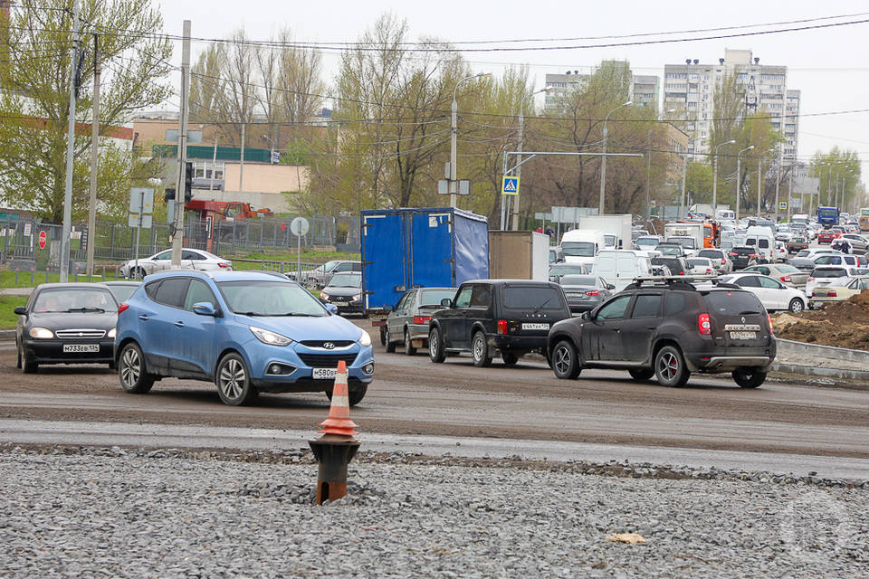 Под Волгоградом авто влетело в дерево, погибла женщина