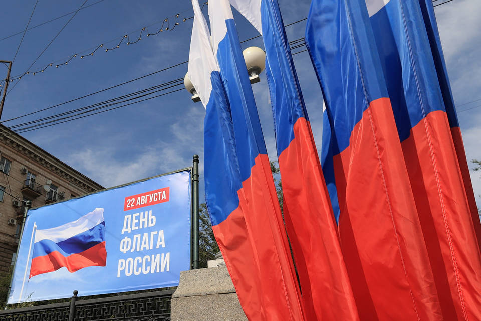 Волгоград украсили ко Дню Государственного флага России: фото