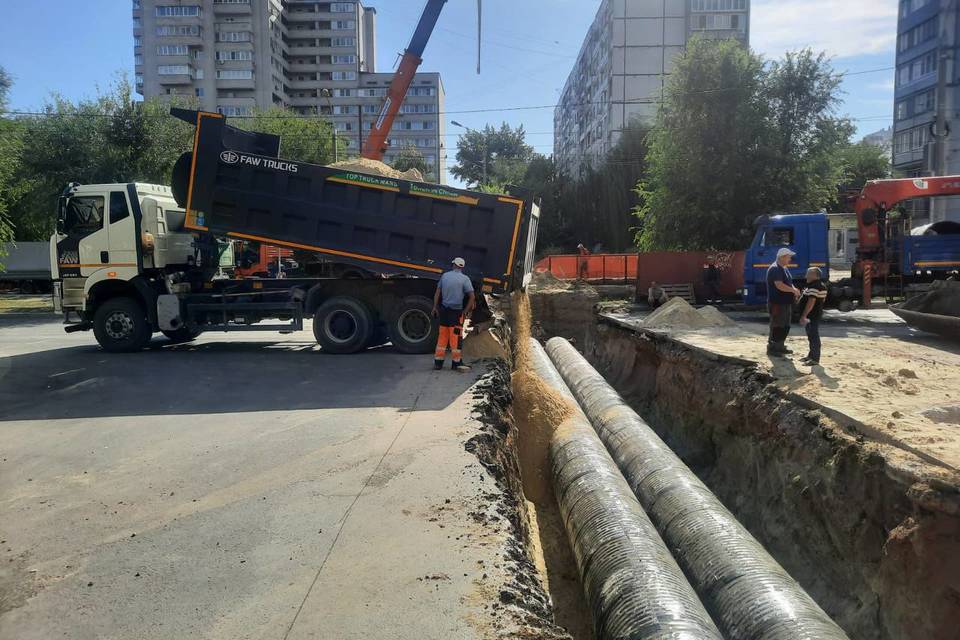 В Ворошиловском районе Волгограда идут круглосуточные работы по замене тепломагистрали