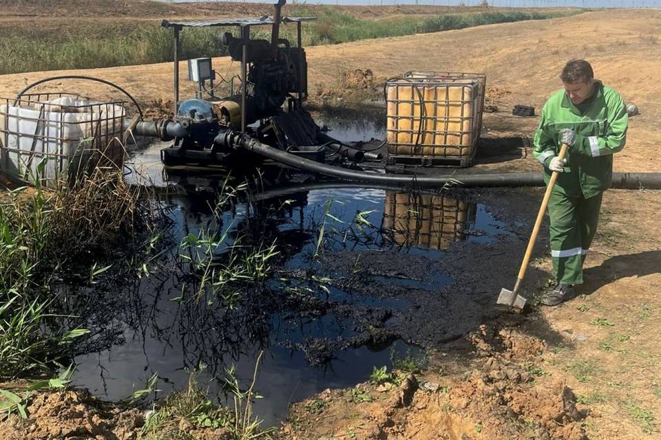 Под Волгоградом обнаружили страшное нефтяное пятно
