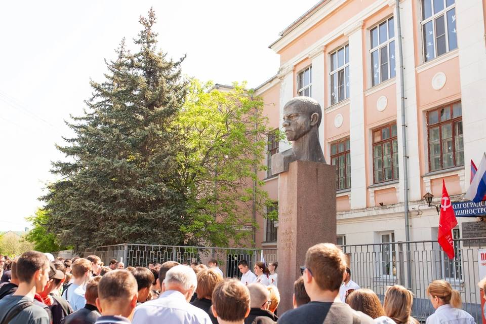 Старейшему колледжу Волгограда вернули имя героя