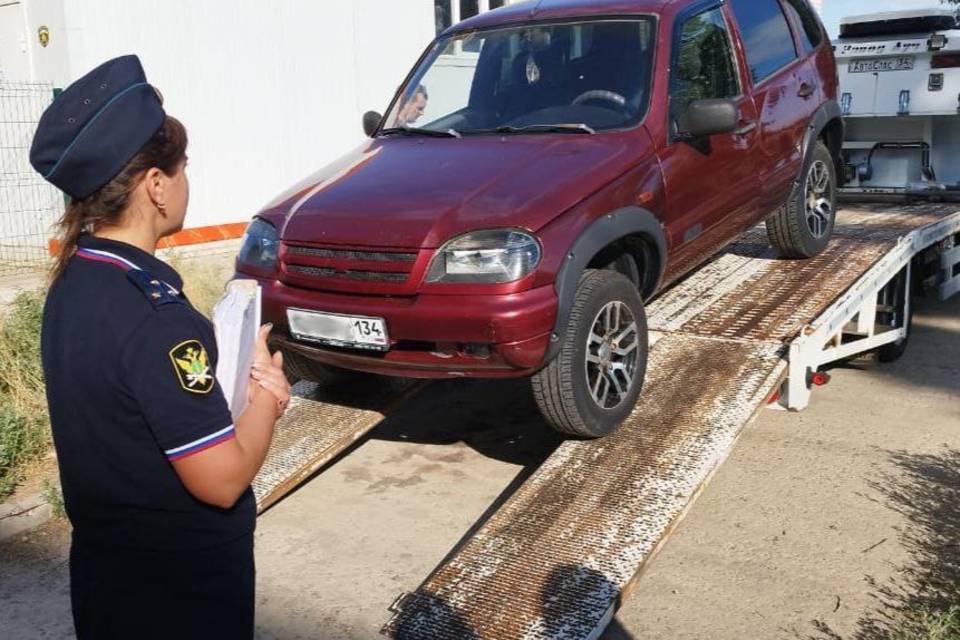 Волгоградец лишился Chevrolet Niva за долг по алиментам