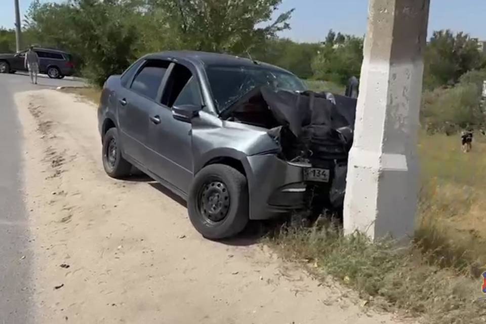 Водитель Lada Granta погиб, врезавшись в столб под Волгоградом