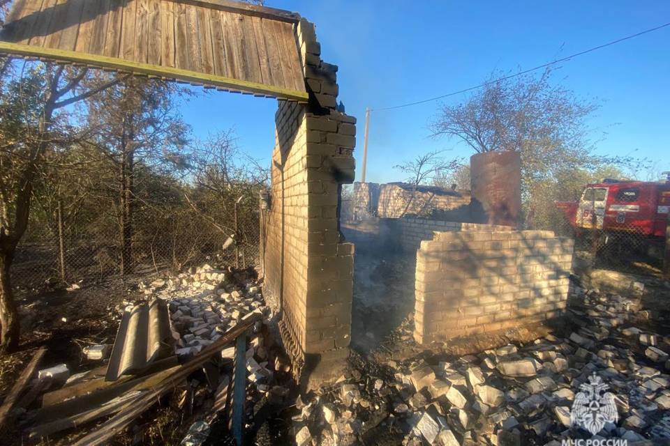 Под Волгоградом при сжигании мусора загорелись 3 дома и хозпостройка