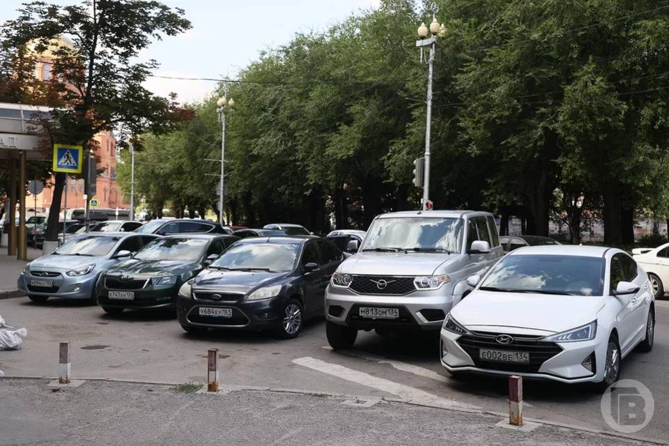 Волгоградцев начнут штрафовать за "самозахват" парковочных мест во дворах