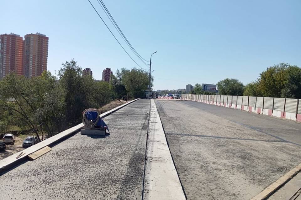 Новый асфальт укладывают на путепроводе по Рабоче-Крестьянской в Волгограде