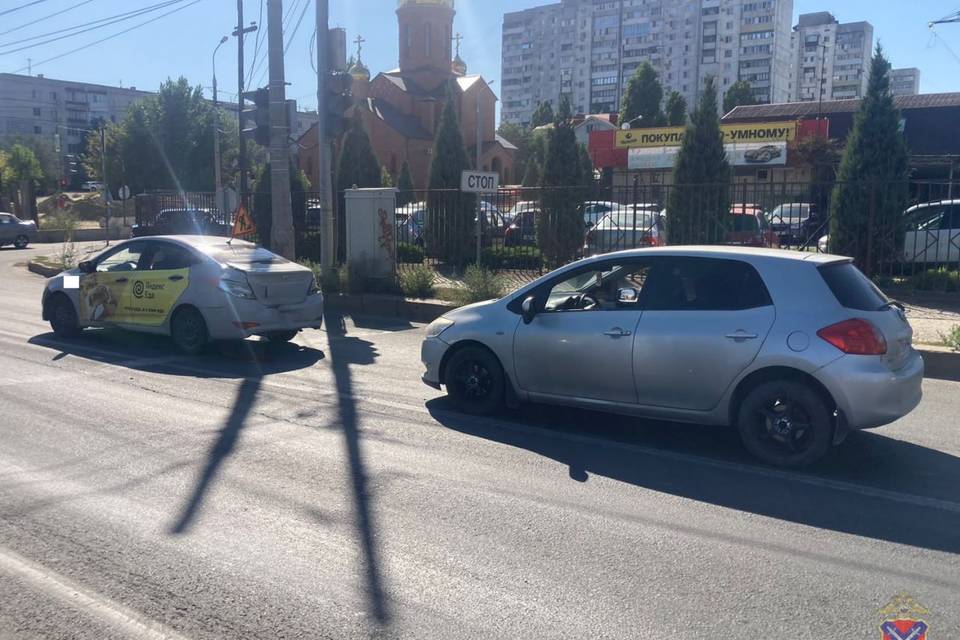 Машина доставщика еды и иномарка столкнулись в Волгограде