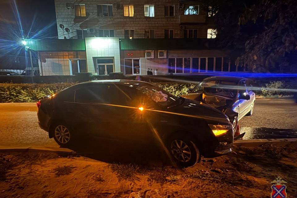 После ДТП волгоградец бросил машину и раненого пассажира
