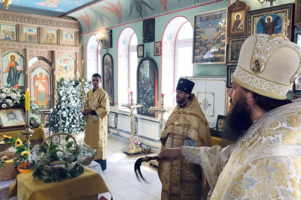 Волгоградский митрополит Феодор освятил орехи и хлеб 29 августа