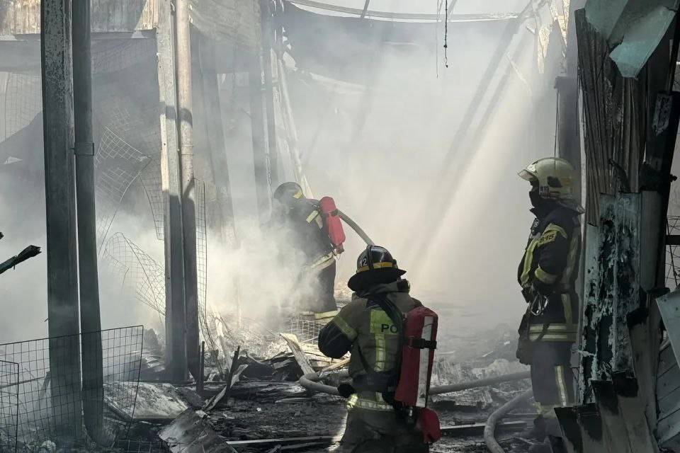Площадь пожара на Тракторном рынке выросла до 3000 квадратных метров