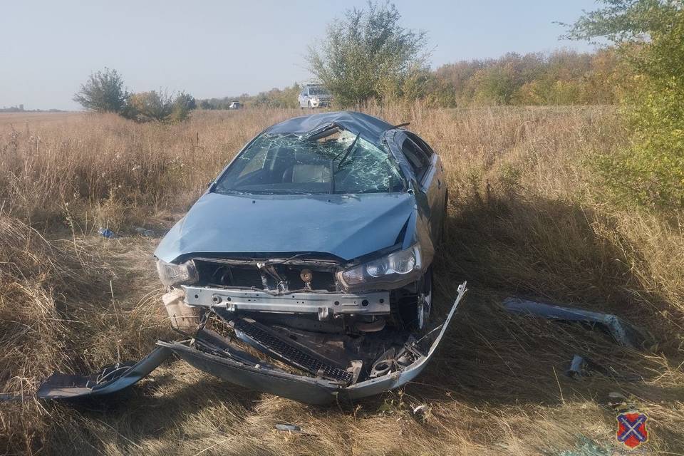 Под Волгоградом иномарка съехала в кювет, пострадала 4-летняя девочка
