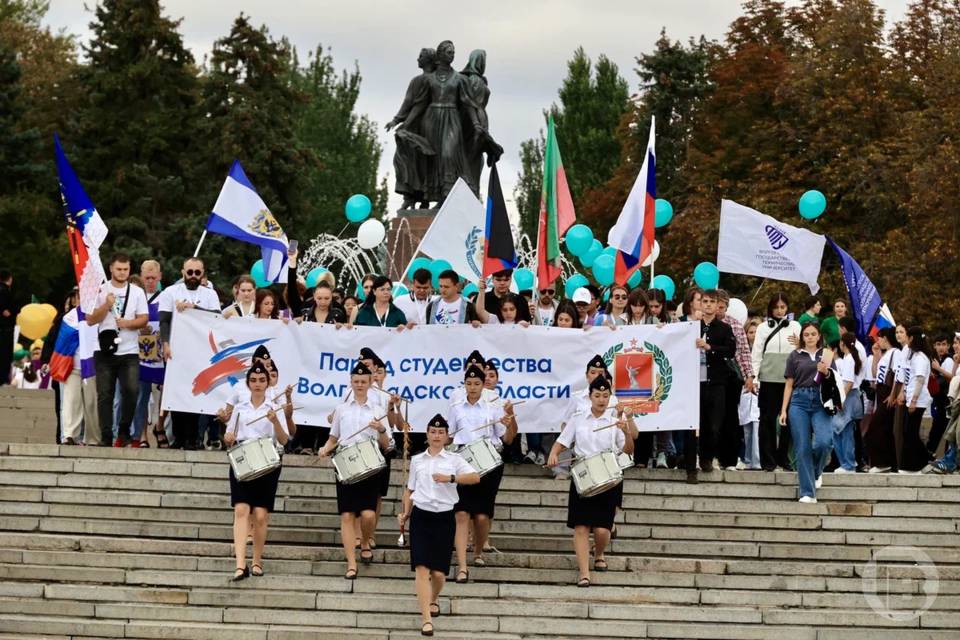 7000 студентов прошли в параде на фестивале #ТриЧетыре в Волгограде