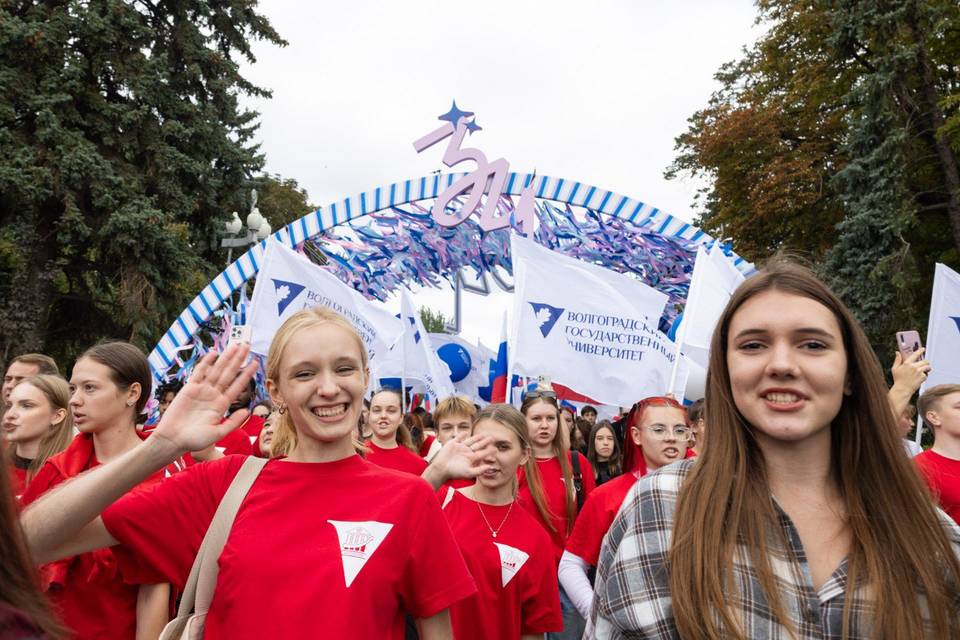 Губернатор Бочаров посетил молодежный фестиваль #ТриЧетыре в Волгограде