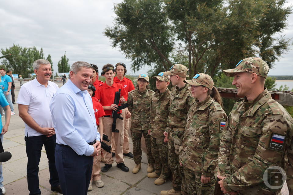 Губернатор Андрей Бочаров посещает площадки фестиваля #ТриЧетыре в Волгограде
