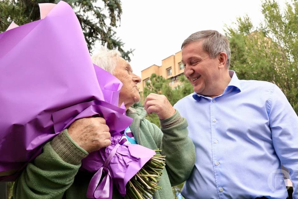 Бабушка Женя и губернатор Бочаров встретились на фестивале в Волгограде