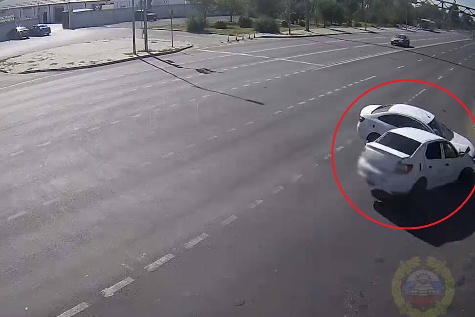 В Волгограде по дороге в аэропорт мощно столкнулись иномарки