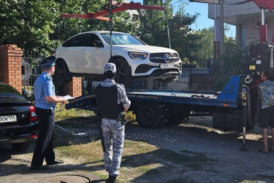 Волгоградец чуть не лишился Mercedes-Benz из-за долгов по ЖКХ