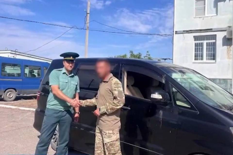 Пять микроавтобусов переданы астраханскими таможенниками в зону СВО