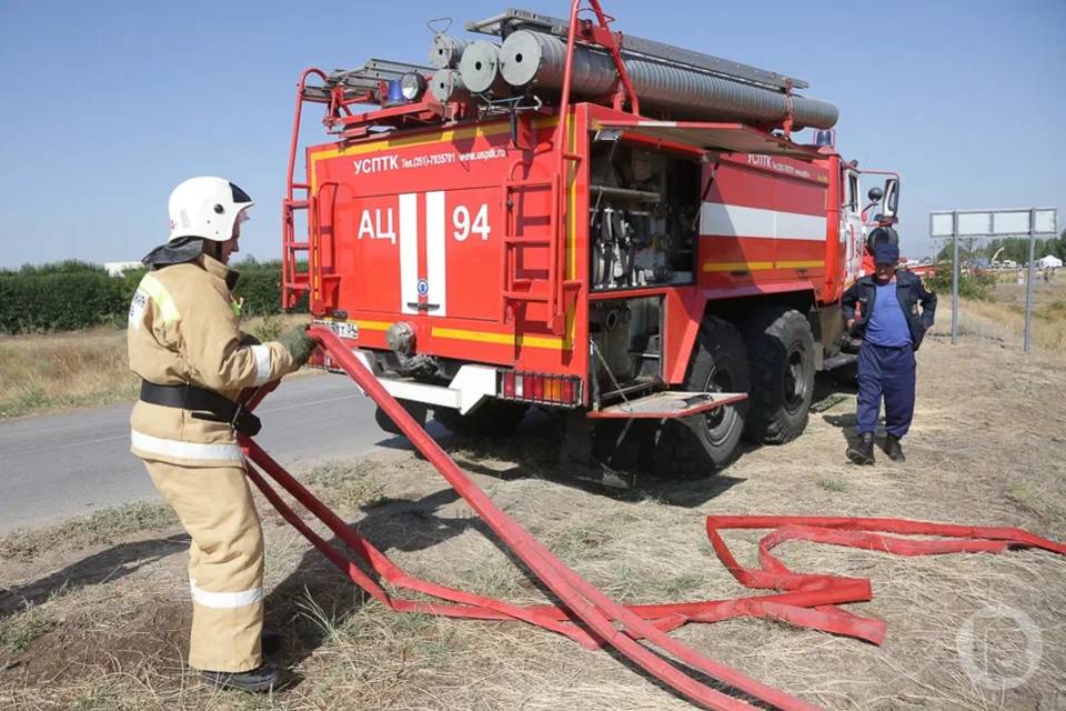 В Волгоградской области перед рассветом потушили большой пожар