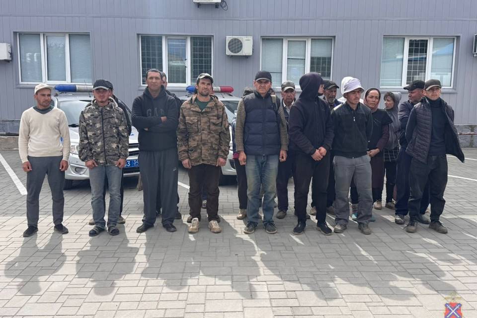 Под Волгоградом остановили два автомобиля с 24 нелегальными мигрантами