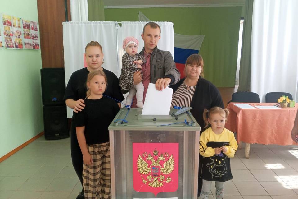 Волгоградцы голосуют семьями на Едином дне голосования