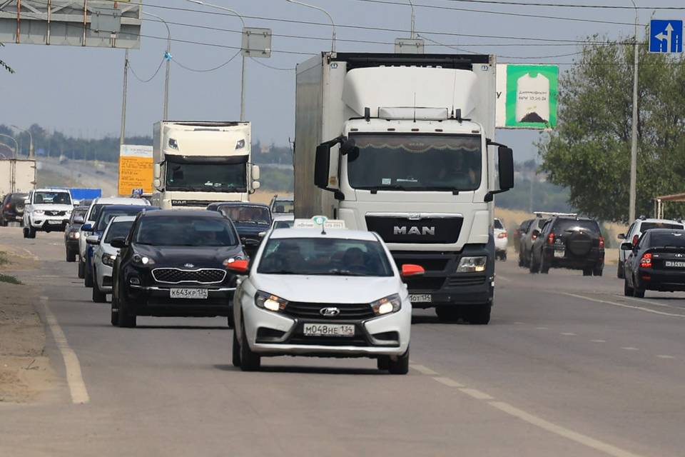 Водитель Toyota снес с ног женщину в Волгограде