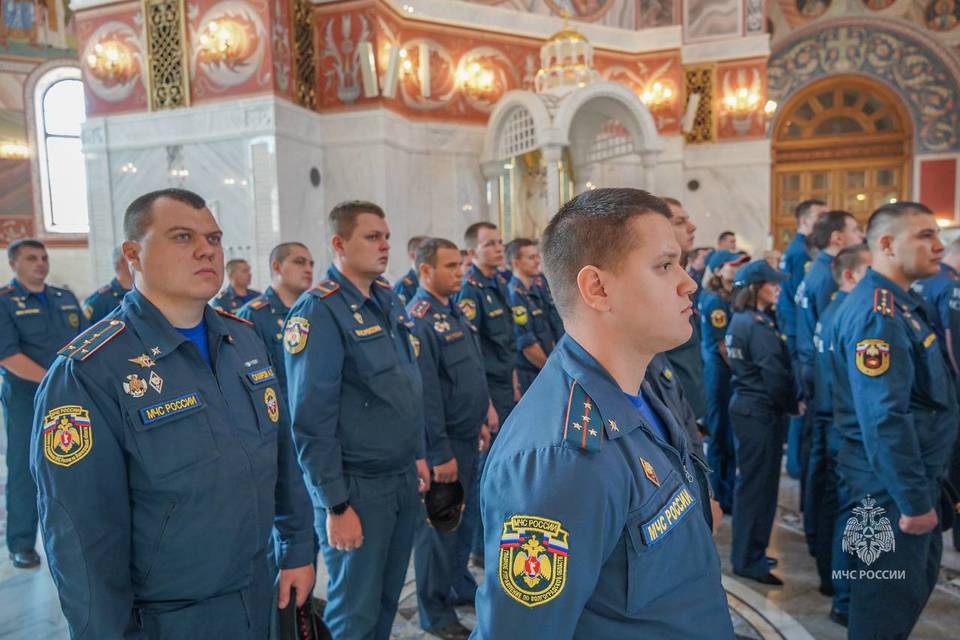 В Волгограде сотрудники МЧС массово пришли на молебен в храм