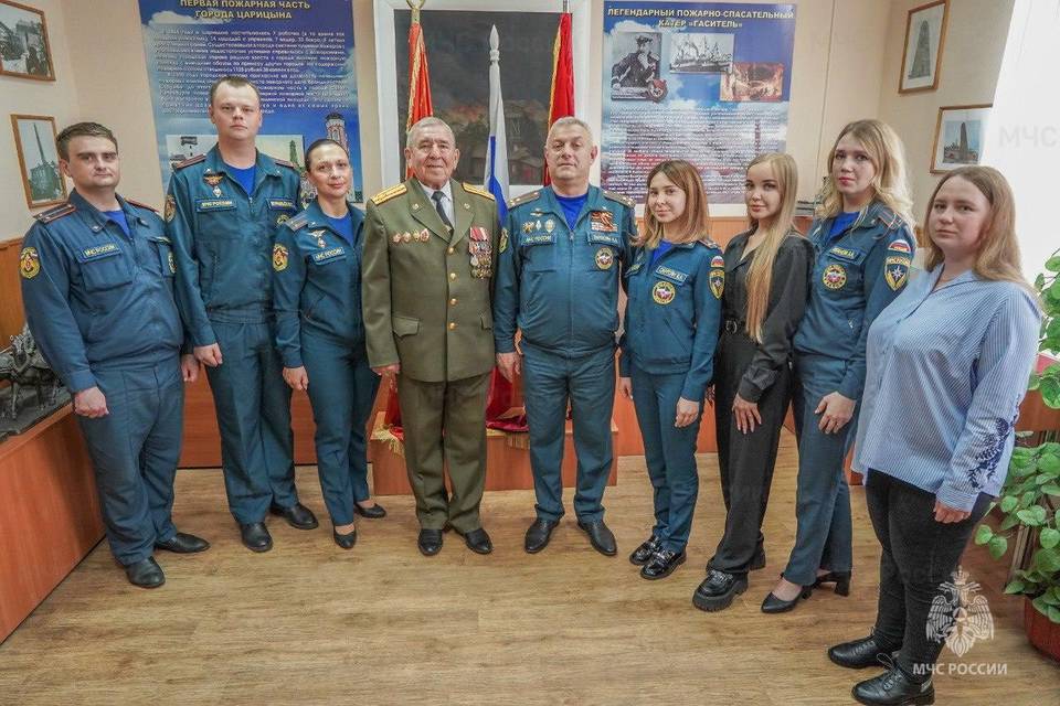 Ветерана пожарной охраны поздравили с юбилеем в Волгограде