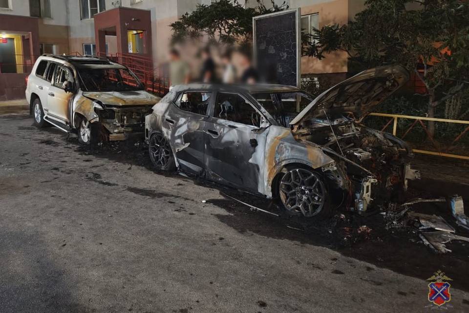 В Волгограде ночью сгорели два дорогих автомобиля