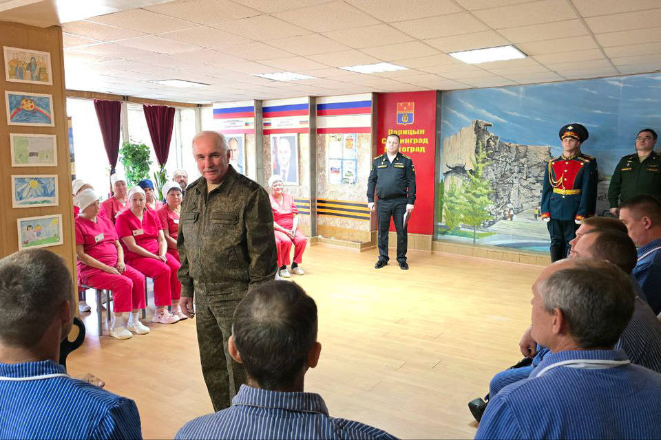 Горемыкин наградил бойцов СВО и медперсонал военного госпиталя в Волгограде