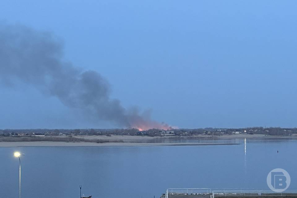 За Волгоградом полыхает СНТ «Крит-2»