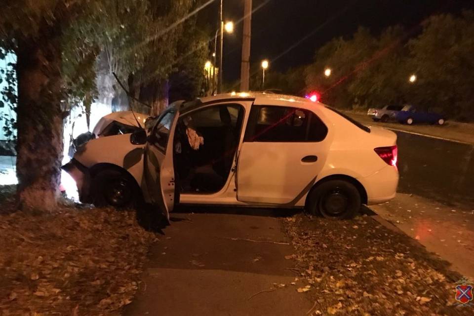 Иномарка тараном взяла дерево в Волгограде