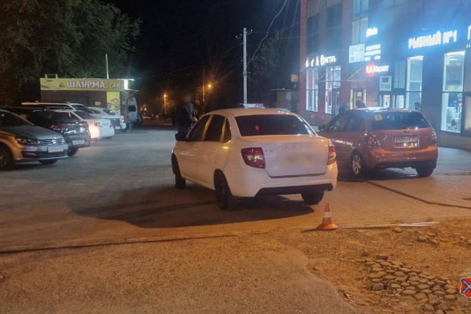 Lada Granta сбила женщину на парковке в Волгограде