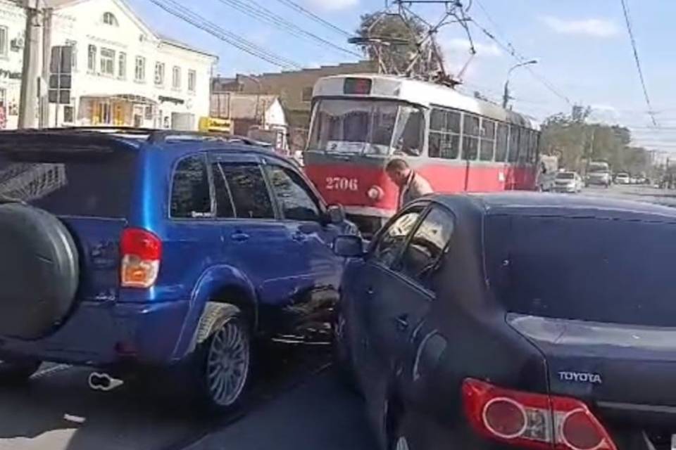 В Волгограде из-за ДТП трамвай №2 курсирует в других границах