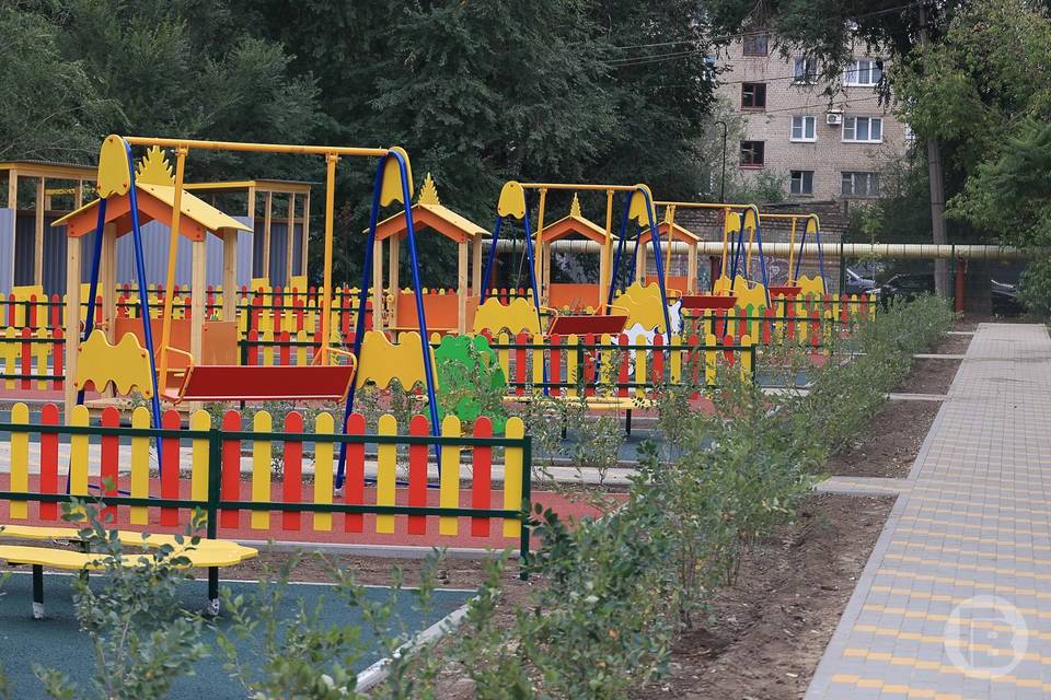 Сколько получают воспитатели и няни в Волгограде