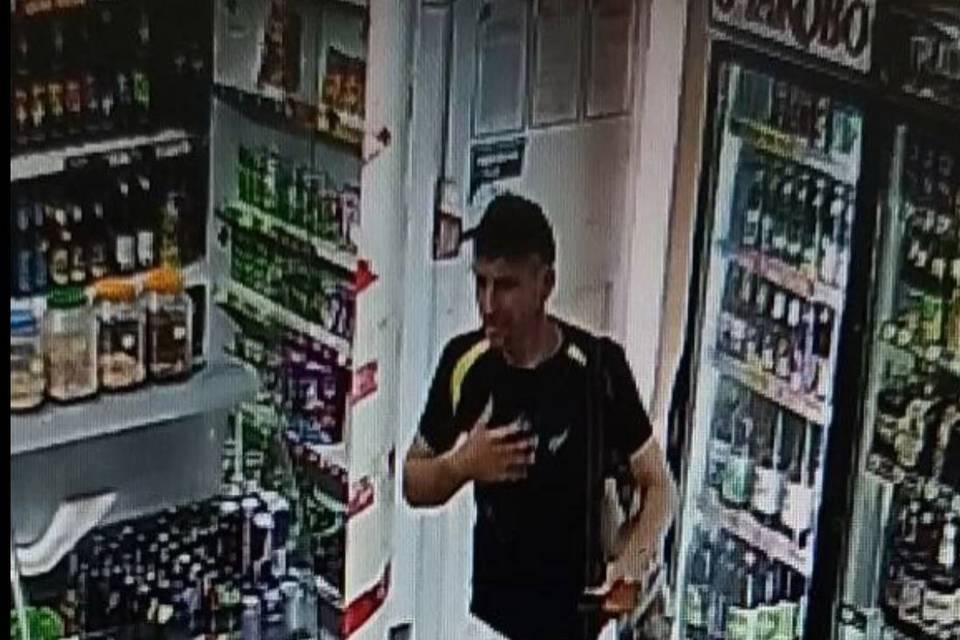 В Камышине устанавливают личность вора, скупавшего товары по чужой карте
