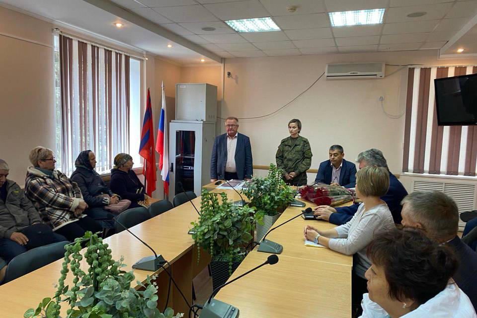Родным семи бойцов, погибших на СВО, передали награды под Волгоградом