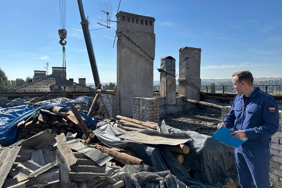 Капремонт крыши по улице Писемского возобновили в Волгограде