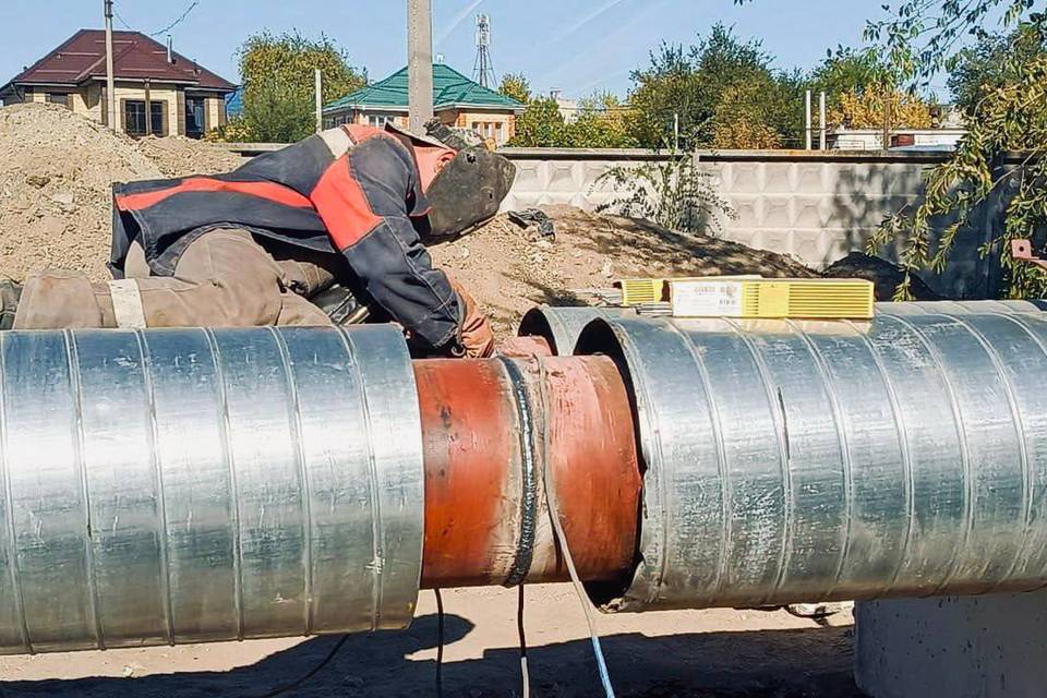 На севере Волгограда завершают подключение более километра новой теплосети