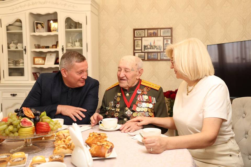 Губернатор Бочаров поздравил со 101-летием  защитника Сталинграда Евгения Рогова
