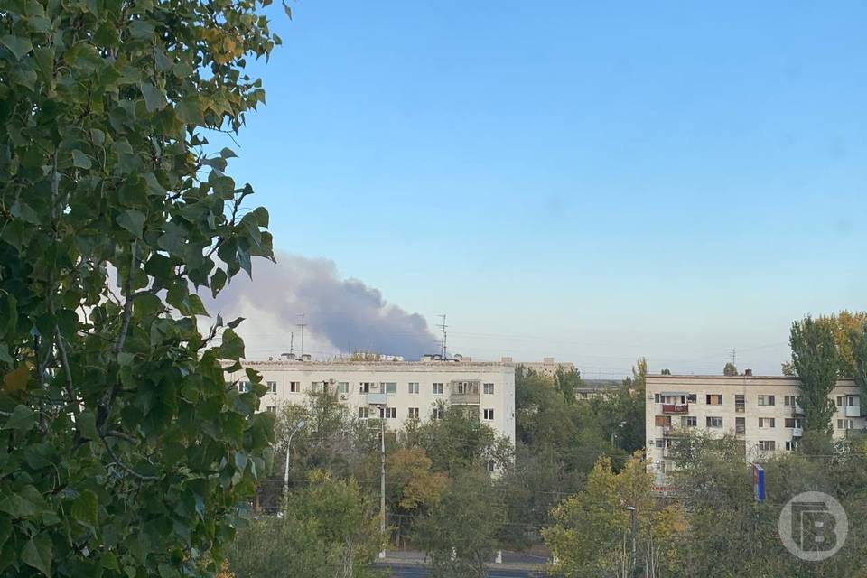 Мощный пожар вспыхнул за Волгой, дым виден в Волгограде