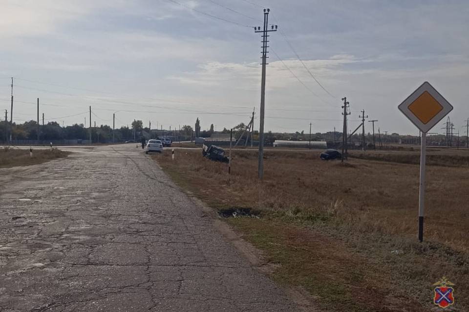 Под Волгоградом грузовик "УАЗ" столкнулся с "Ладой Гранта"