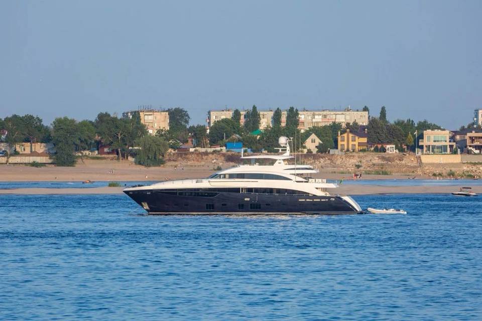 Роскошная яхта за 6,5 млн евро прошла мимо Волгограда