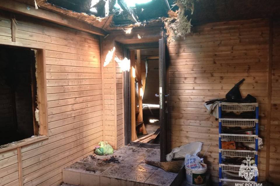 В Камышине из-за морозильника сгорел частный дом на 86 квадратов