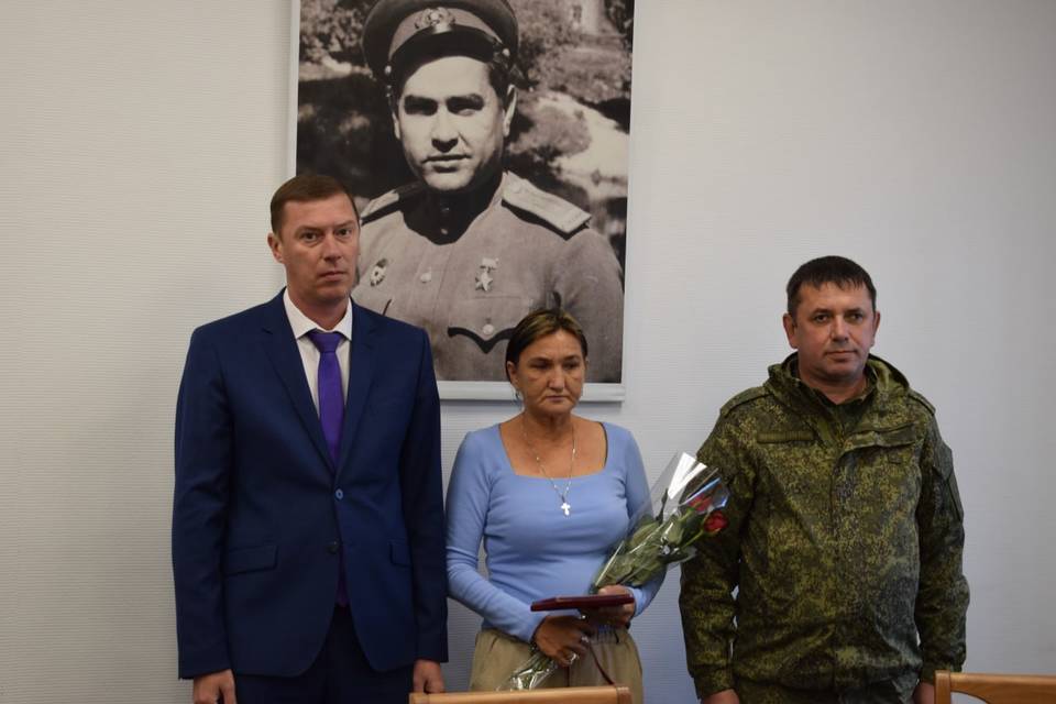 Родственникам погибших на СВО передали госнаграды в Камышине