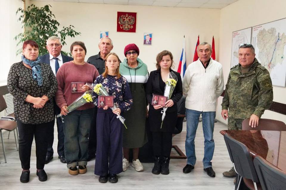 Родным погибших на СВО бойцов передали госнаграды под Волгоградом