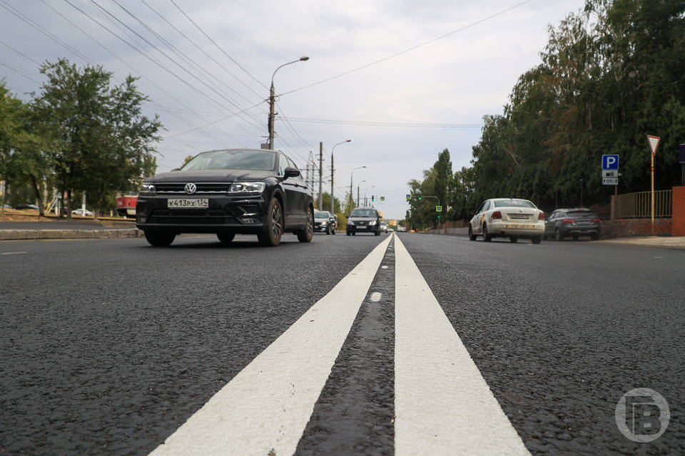 «Лада» перевернулась на крышу после ДТП в Волгограде