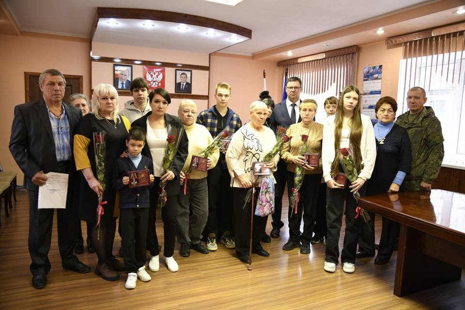 Родным 10 погибших на СВО волгоградцев передали ордена Мужества